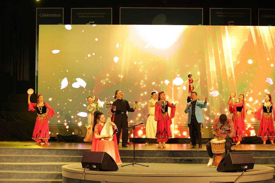 A group of people performing on stage

AI-generated content may be incorrect.